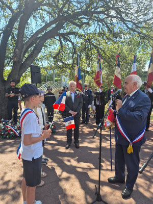 Remise du drapeau à l'école primaire