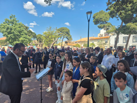 L'Harmonie Sigeannaise, la chorale Choeur Battant et les enfants des écoles