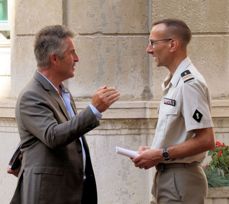 Philippe BERTHELOT, délégué du Rhône du Souvenir Français en discussion avec le LCL Bertand GALLET, directeur de cabinet du GML, tous deux membres de l'Amicale.