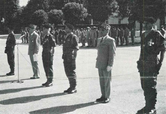 De g. à d; : pour le 99, COL ROUX (descendant), général commandant la 14e D.I., COL DELABIT (montant) - pour le 299, COL ROUX-MAYOUD (descendant), général commandant la 51e D.M.T., LCL ESNAULT (montant).