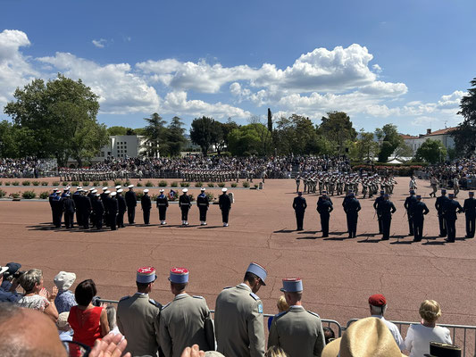 Les compagnies quittent la place d'arme...