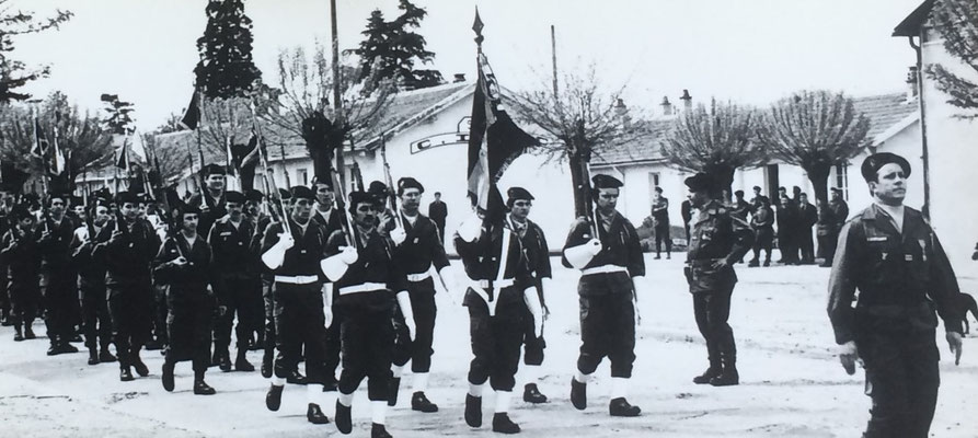 Les cadres du régiment défilent derrière le chef de corps et la garde au drapeau.