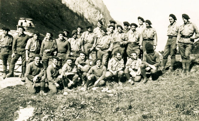 Photo de groupe : unité du 99, lieu et date non déterminés, probablement prise avant la seconde guerre mondiale (fonds Tanguy).