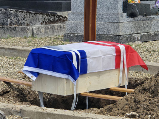 Le coffre funénraire contenant les quelques restes des soldats morts durant la bataille du 6 août 1870.
