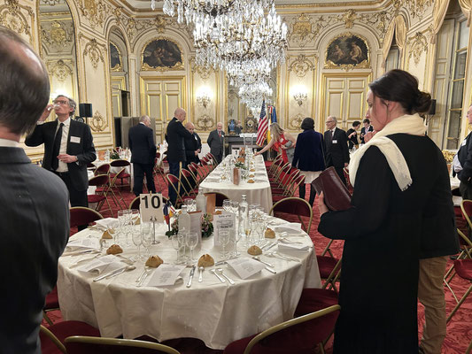 Les convives cherchent leur place autour des nombreuses tables...