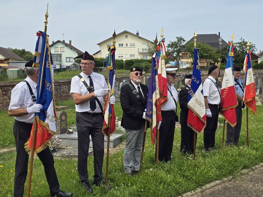 Au centre, Gérald PERRIN, notre porte-drapeau.