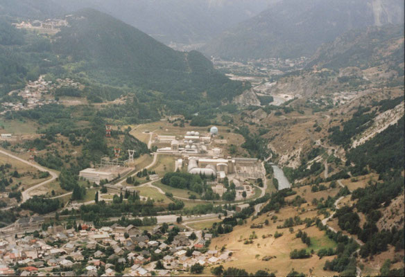 Au fond de la vallée, la célèbre soufflerie de Modane, ramenée d'Allemagne par les troupes françaises en 1945, au nez et à la barbe des Américains..