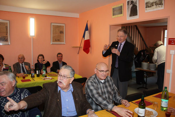 Rappel des cinq phases du coup de la poussière. Devant, Hubert MOUSSARD et Alain VERRIERE. Derrière, Jean-Claude HERMANN marie-Odile REBLE, Christian LAFAYE