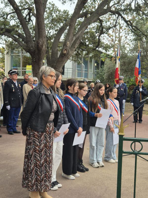 Les enfants du conseil Communal des Jeunes se recueillent