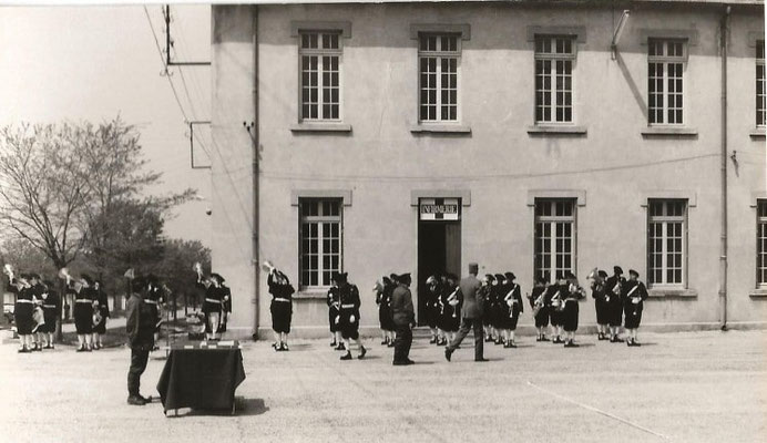 Revue des troupes (fanfare des Chasseurs Alpins).