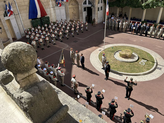 ..."Au drapeau" puis Marseillaise.