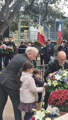 Dépôt de gerbe par les associations patriotiques