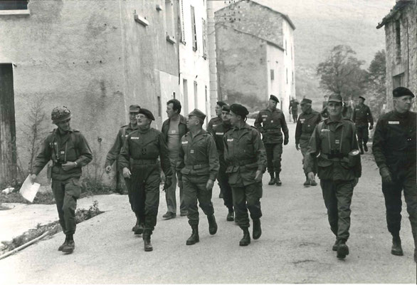 Echange et traversée du village avec un commandant d'unité