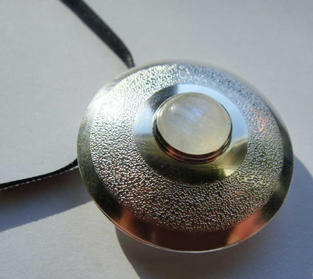 Chased Moonstone Ø 32 mm • Silber, Mondstein Ø 10 mm • private collection