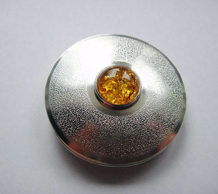 Chased Amber Ø 42 mm • Silber, Bernstein Ø 9 mm • private collection