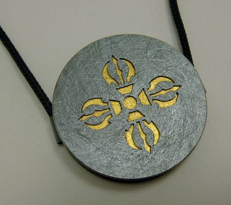 Golden Doppeldorje Ø 36 mm • Gold 750, Silber geschwärzt • zwei Ösen, flach