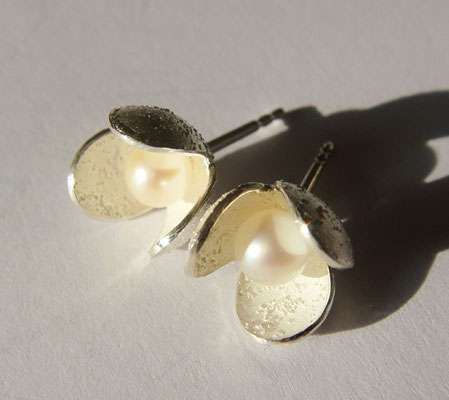 Frühlingsboten Perlen • Ohrringe 2012 • Silber, Süßwasserperlen • private collection