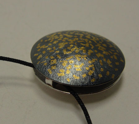 sun dust dark Ø 23 mm • Gold 750, Silber teils geschwärzt • private collection