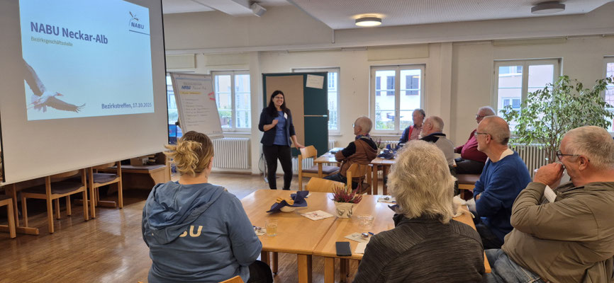 Tamara Ayoub gibt einen Rück- und Ausblick der Tätigkeiten der NABU Bezirksgeschäftsstelle Neckar-Alb. Foto: Julia Flohr / NABU