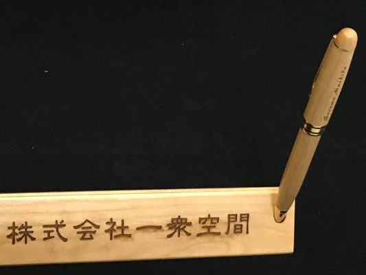 木製ペン立付ケース　ペンセット　取引先のロゴを入れてプレゼントが最近多いです。￥3,500-