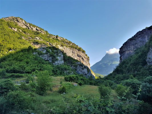 Das Theth Tal flussabwärts mit gigantischem Ausblicken