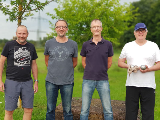 Halbfinale 1 :  Timo  und Gunther(vertreten durch Jasser)  gegen Herbert(vertreten durch Detlef) und Markus (vl.n.r)