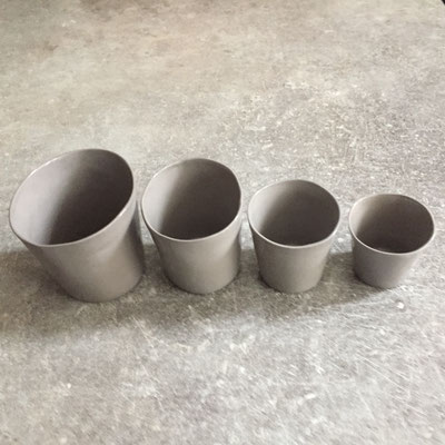 Set de tasses brunes en porcelaine teintée dans la masse. Brigitte Morel
