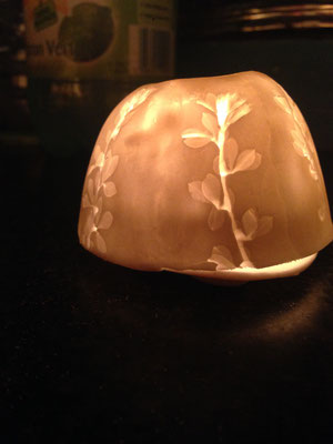 Photophore. Porcelaine blanche avec empreinte de feuilles. Brigitte Morel