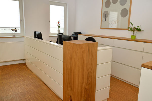Objektausstattung mit Theke aus Holz 