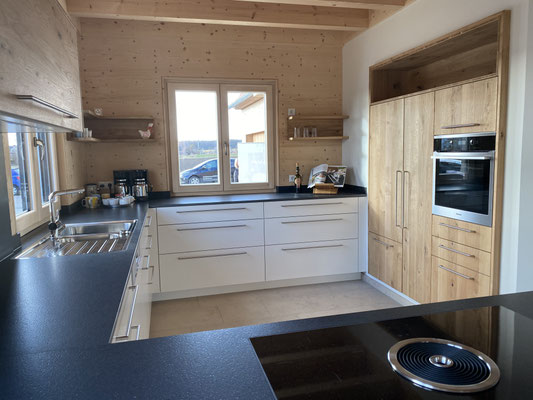 Schreiner-Küche in einem Holzhaus