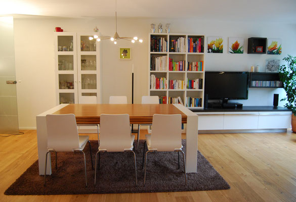 Wohnzimmer mit Esstisch aus Holz – komplette Einrichtung vom Schreiner