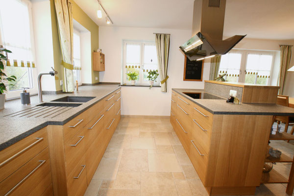 Holzküche mit schwarzer Arbeitsfläche