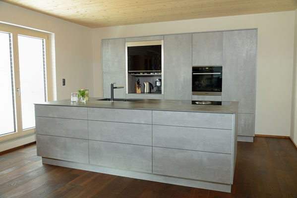 Moderne graue Küche mit Kochinsel