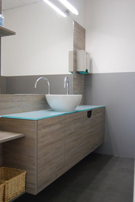 Waschtisch aus grauem Holz und Glas mit rundem Waschbecken