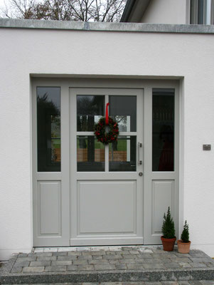 Haustür mit Fenstereinsätzen