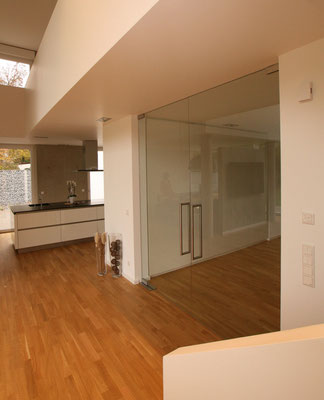 Puristische große Glastür im Wohnbereich