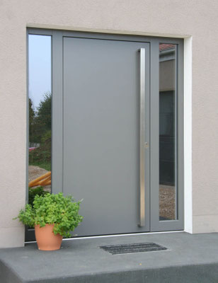 Moderne schlichte Haustür mit Glas in hellgrau