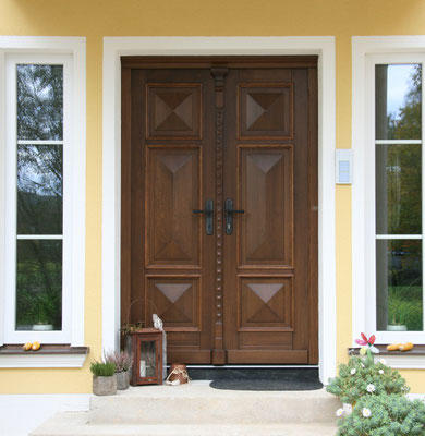 Rustikale dunkelbraune Eingangstür