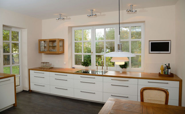 Eine Küchenzeile vom Schreiner mit viel Stauraum