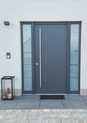 Moderne graue Haustür mit Milchglas