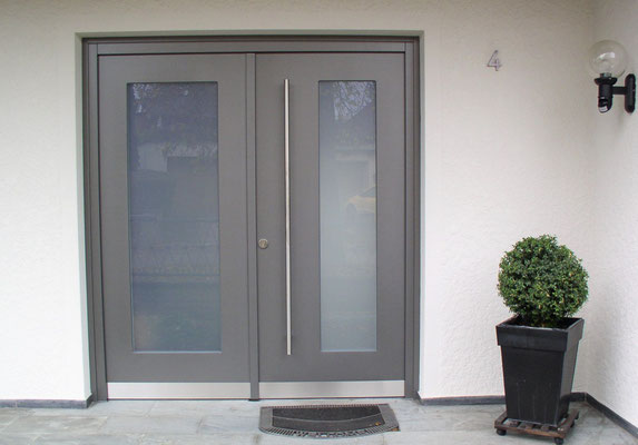 Eingangstür in Grau mit viel Lichteinfall