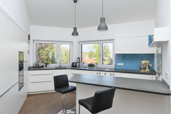 Zeitlose Küche in Weiß mit schwarzer Arbeitsplatte