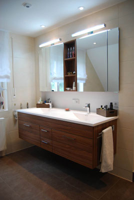 Moderner Waschtisch aus dunklem Holz mit zwei Waschbecken