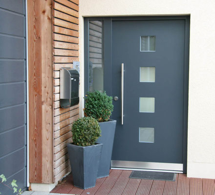 Haustür in dunkelgrau mit quadratischen Fenstern