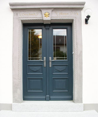 Dunkelblaue Haustür im Jugendstil 