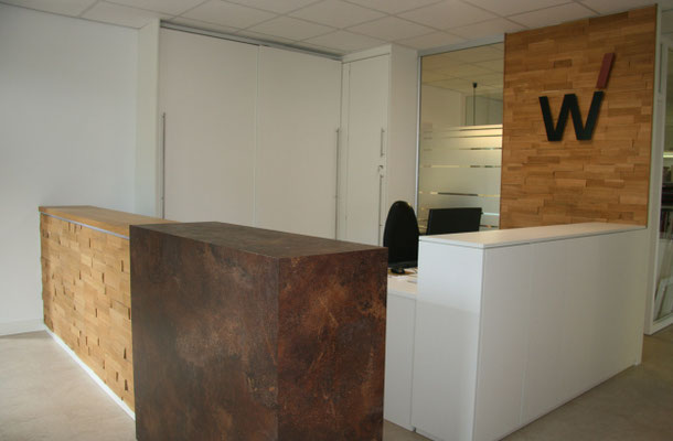 Theke aus Holz und Cortenstahl der Schreinerei Wiedmann