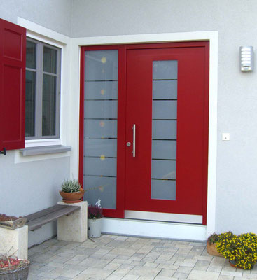 Moderne rote Haustür mit Glasfenstern