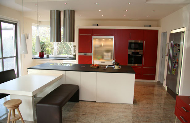 Farbenfrohe Küche mit Kochinsel in Rot, Weiß und Schwarz