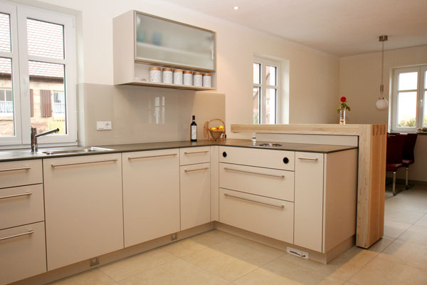 Weiße Küche mit dunkler Arbeitsplatte