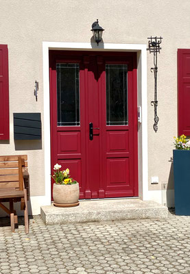 Rote Eingangstür im Landhausstil